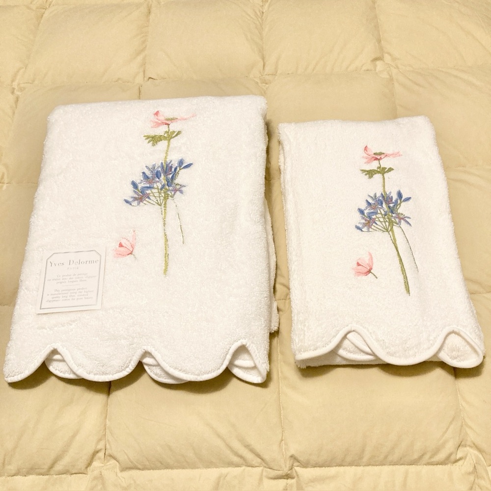 Yves Delorme Paris Towel Set White w/Embroidered Floral Pattern Scalloped Edges